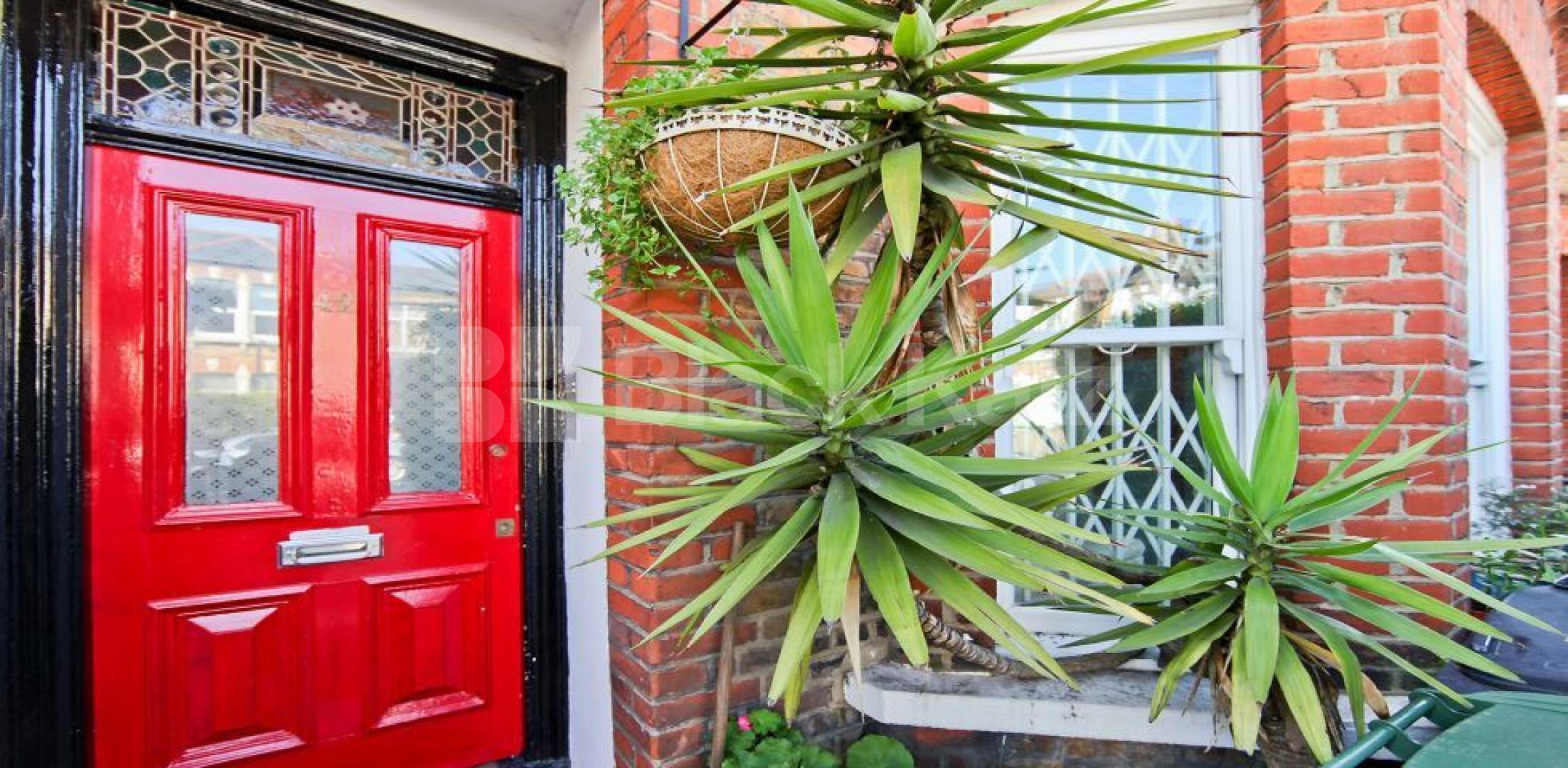 			UNDER OFFER , 2 Bedroom, 1 bath, 1 reception Apartment			 Strathleven Road, Clapham North/Brixton